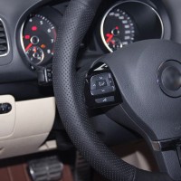 Оплетка на руль из «Premium» экокожи Volkswagen Jetta Mk6 2010-2014 г.в. (для руля с подрулевыми лепестками, черная)